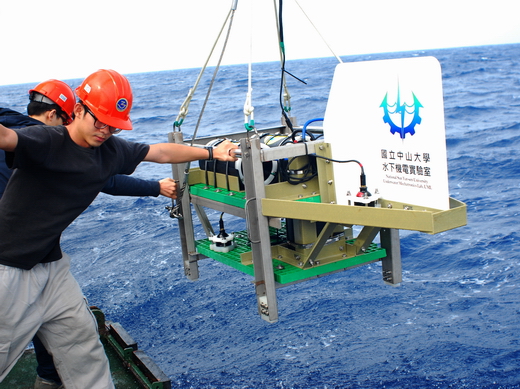 深海拖曳式即時攝影系統（abyss twisted-pair imaging system, ATIS）
