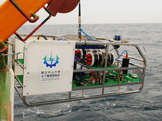 深海拖曳式光纖探測系統(Fiber-optical Instrumentation Towed System, FITS)